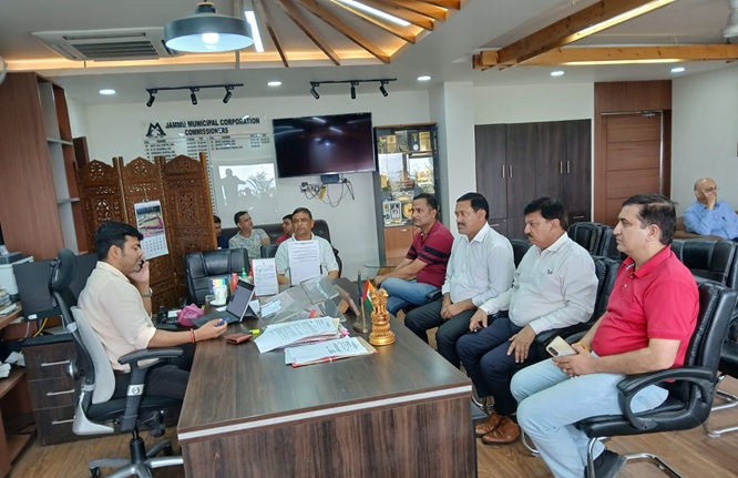 'Comm JMC orders to de seal Shops after CCI Jammu Team visit him ; direction issued over Footpaths'